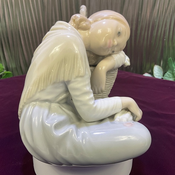 Lladro Figurine Girl Resting on Wicker Basket - Picture 5 of 7